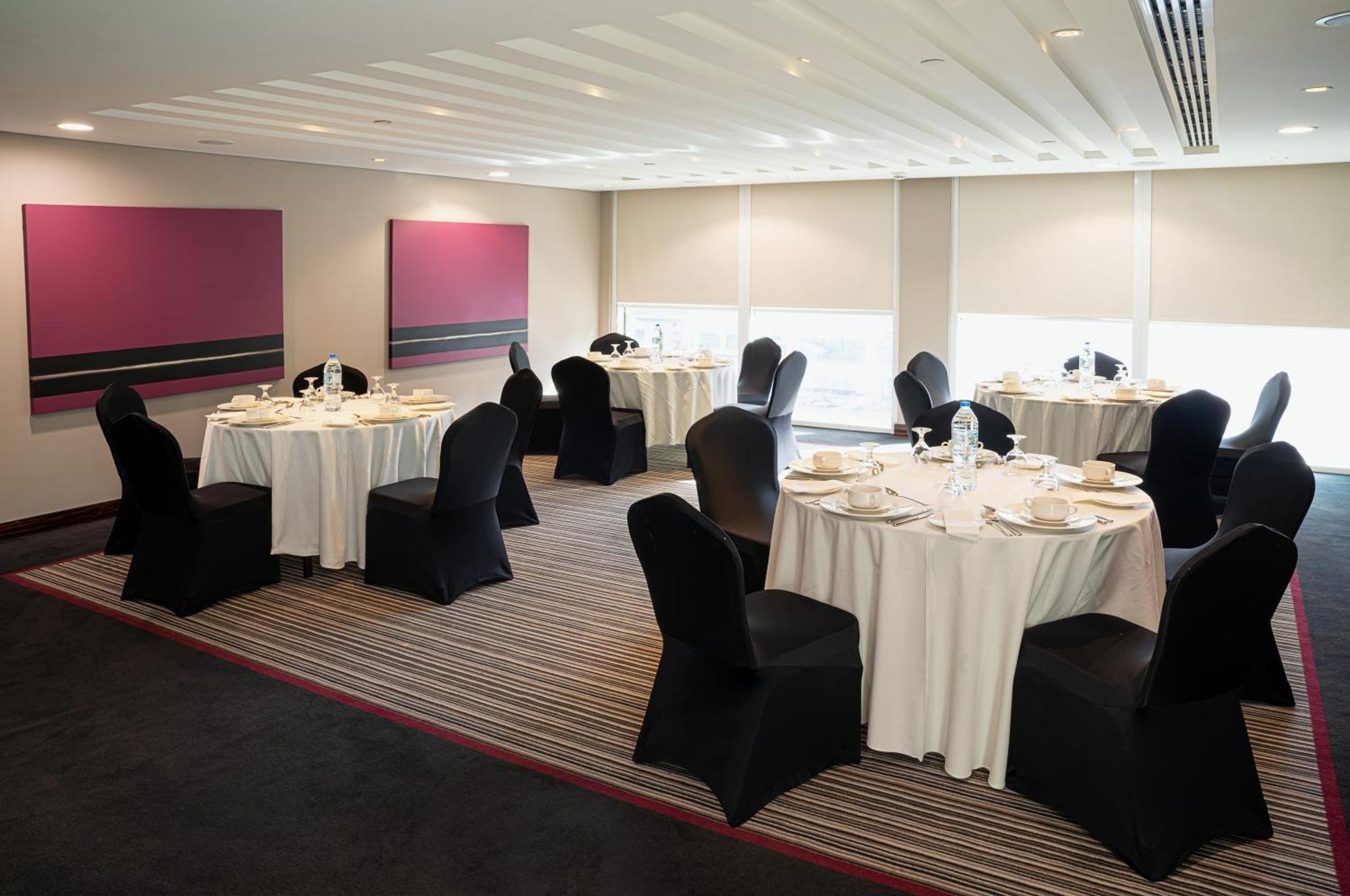 Centro Al Manhal By Rotana Готель 3*