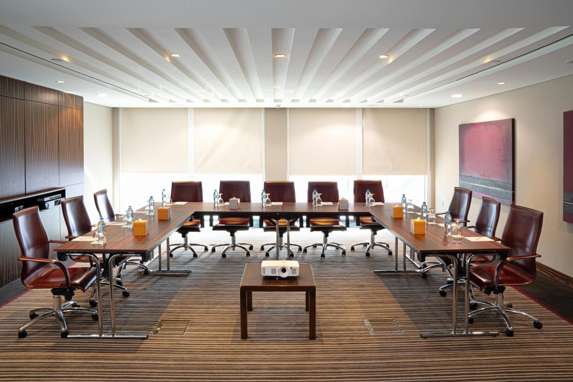 होटल Centro Al Manhal By Rotana
